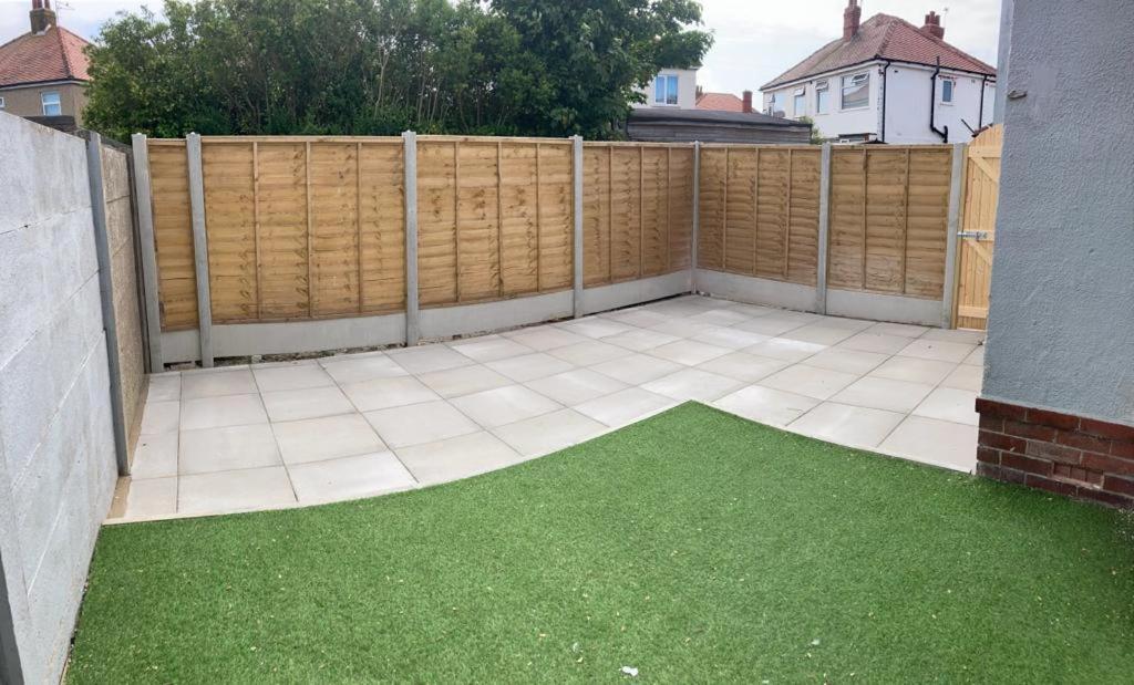 Wave Stays - Ground Floor Apartment - Outside Seating Area Cleveleys Exterior photo