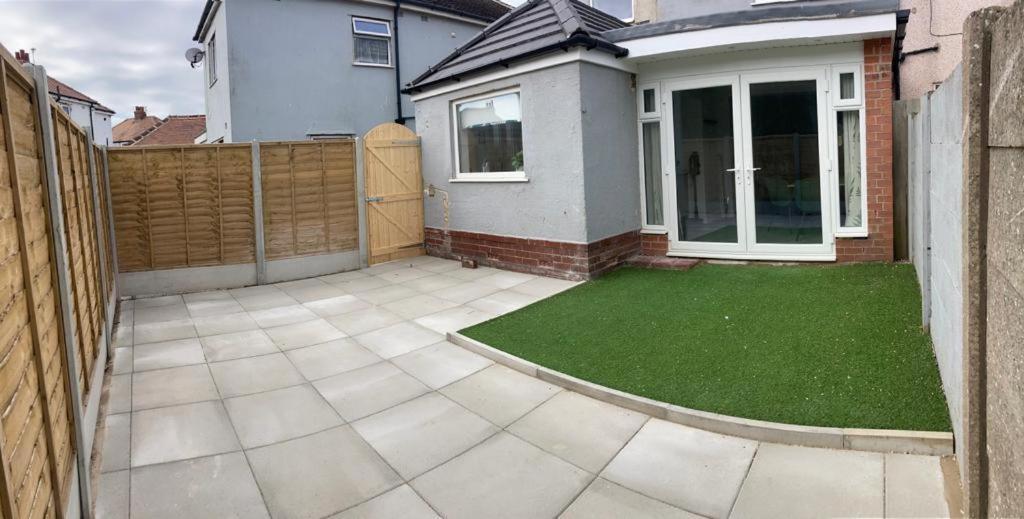 Wave Stays - Ground Floor Apartment - Outside Seating Area Cleveleys Exterior photo